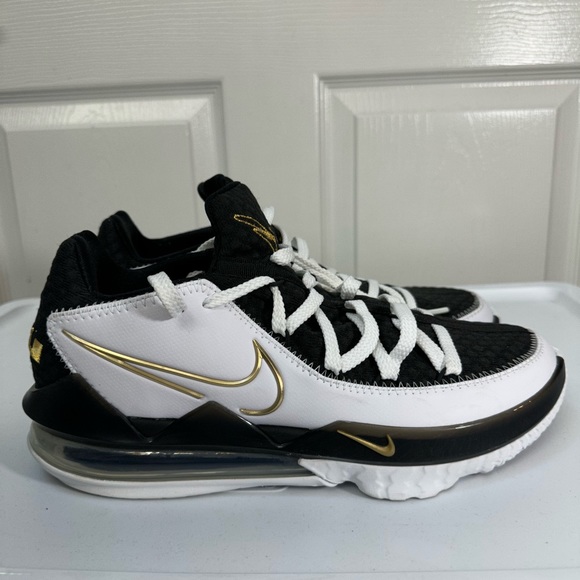 Nike LeBron size 9.5 almost brand new - Picture 2 of 6